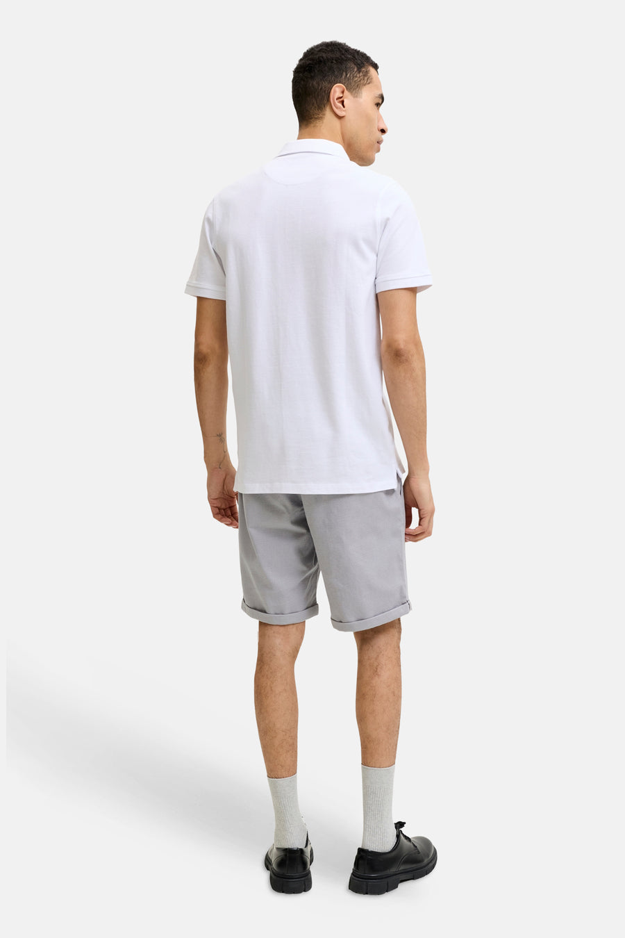 Short gris de JACK & JONES JEANS INTELLIGENCE, avec motif subtil, ourlets retroussés, et porté vu de dos.