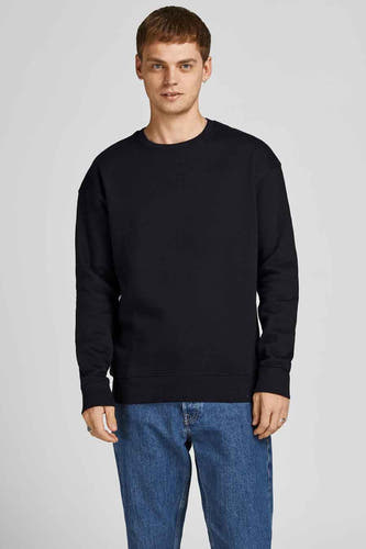 Gilet noir à col rond de CORE BY JACK & JONES, porté avec des jeans et des chaussures en cuir.