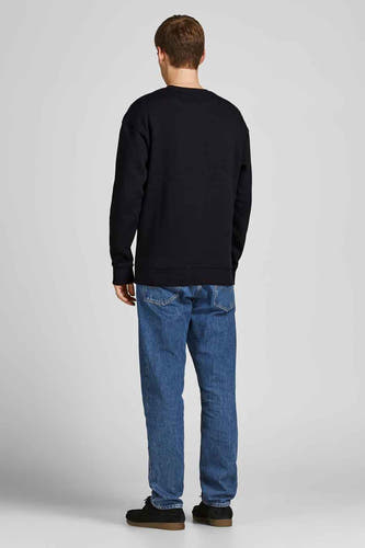 Pull-over noir de CORE BY JACK & JONES, dos visible, porté avec des jeans bleus et des chaussures noires.