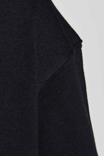Gilet noir avec col rond de CORE BY JACK & JONES, détails des épaules et des manches visibles.