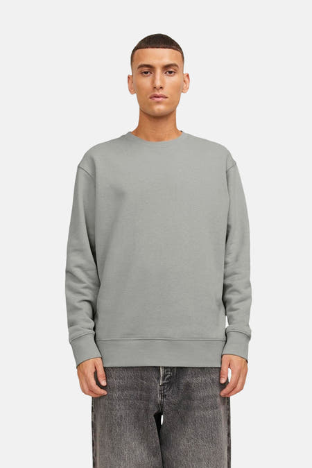 Pull-over gris avec col rond de CORE BY JACK & JONES, porté avec des jeans gris.
