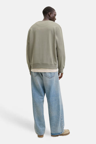 Gilet kaki de CORE BY JACK & JONES, avec des manches longues et un col rond, vu par derrière.