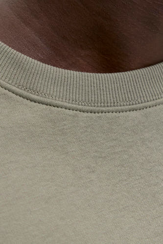 Gilet kaki de CORE BY JACK & JONES, avec une encolure ronde côtelée et un tissu lisse.