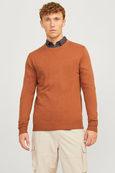 Pull-over marron avec col rond de PREMIUM BLUE par JACK & JONES, porté sous une chemise et des pantalons beige.