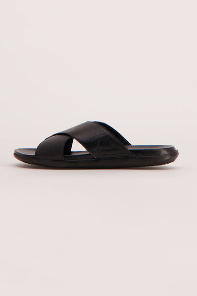 Pantoufles noires d'ACCESSORIES BY JACK & JONES, avec sangles croisées, en vue de côté.