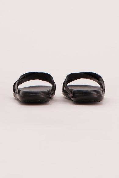 Pantoufles noires d'ACCESSORIES BY JACK & JONES, vue de face avec semelles plates.