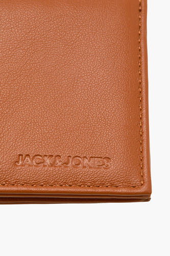 Porte-monnaie marron d'ACCESSORIES BY JACK & JONES, avec une texture en cuir et des bords cousus.