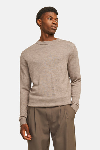 Sweat-shirt gris de PREMIUM par JACK & JONES, détail rche de la fine texture trre et du col rond.