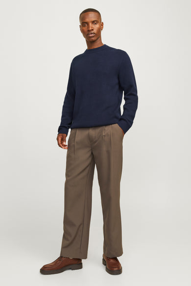 T-shirt bleu avec col rond de PREMIUM by JACK & JONES, à longues manches, associé à un pantalon marron et des chaussures marron.