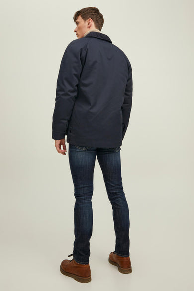 Veste bleue courte de PREMIUM BLUE by JACK & JONES, vue de dos, avec un jean foncé et des chaussures brunes.