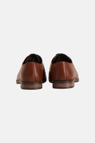Vue arrière de chaussures marron de ACCESSORIES BY JACK & JONES, avec une finition lisse et des semelles foncées.