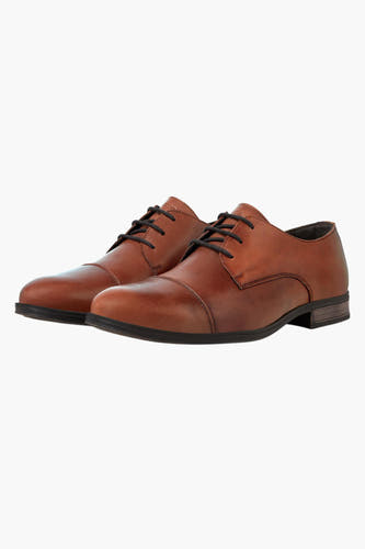 Chaussures brunes d'ACCESSORIES BY JACK & JONES, avec lacets noirs et une finition lisse.