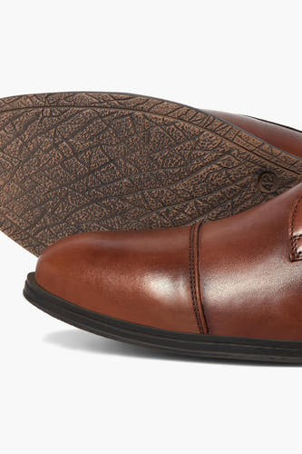 Chaussures marron d'ACCESSORIES BY JACK & JONES, avec une semelle profilée.