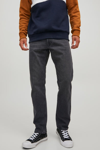 Jean droit gris de JACK & JONES JEANS INTELLIGENCE, associé à des baskets noires et à un hoodie à blocs de couleurs.