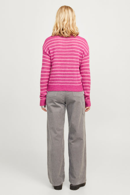 Pantalon gris de JJXX, avec des jambes larges et des poches arrière visibles.