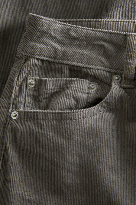 Pantalon gris de JJXX, fabriqué en denim avec un style cinq poches classique et des détails argentés.