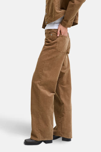 Pantalon beige de JJXX, avec une texture corduroy et des jambes larges, en vue latérale.