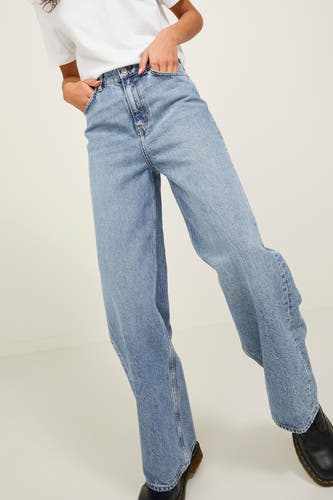 Jean large en denim bleu de JJXX, avec poches cousues et chaussures noires.