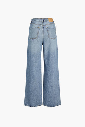 Jean large bleu de JJXX, avec des poches arrière et une texture denim légèrement délavée.