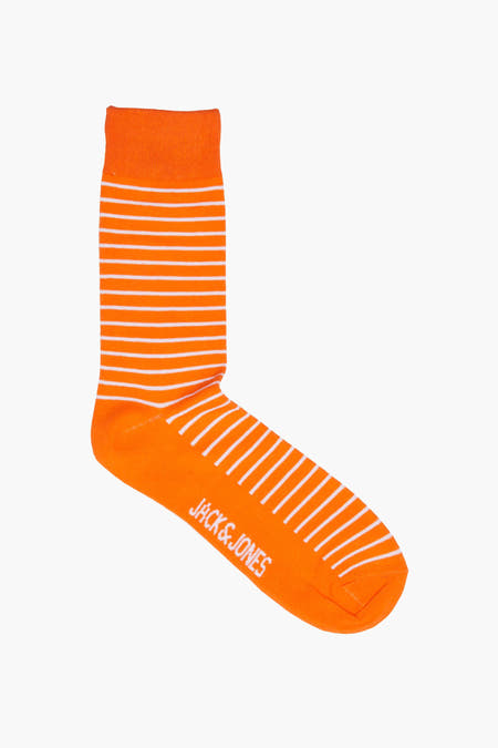 Chaussettes orange d'ACCESSORIES BY JACK & JONES, avec rayures blanches horizontales.