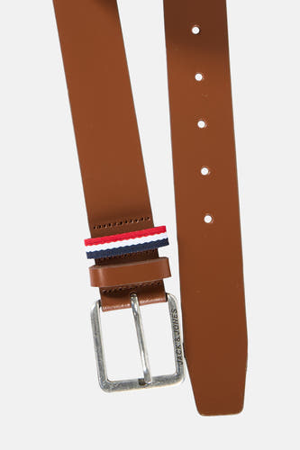 Ceinture marron de ACCESSORIES BY JACK & JONES avec boucle argentée et un détail rouge, blanc et bleu.