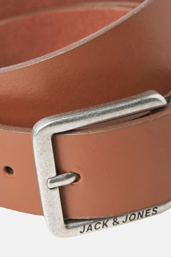 Ceinture marron de ACCESSORIES BY JACK & JONES, avec boucle argentée et gravure du nom de la marque.