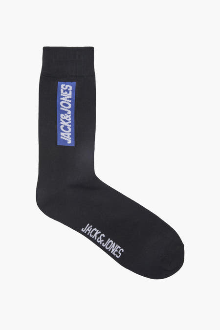 Chaussettes bleues d'ACCESSORIES BY JACK & JONES, avec le nom de marque vertical en bleu et blanc.