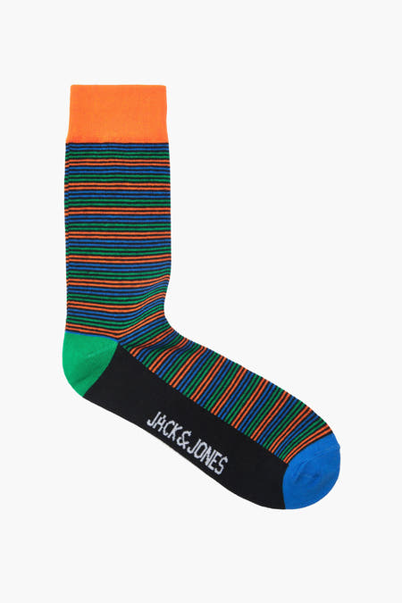 Socks orange d'ACCESSORIES BY JACK & JONES, avec des rayures colorées et une zone noire avec le logo.