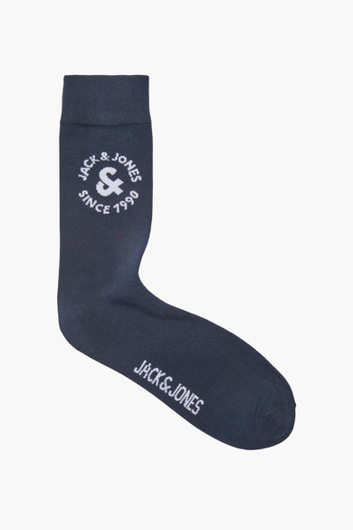 Blauwe sokken van ACCESSORIES BY JACK & JONES, met witte logo's op de schacht en de voet.