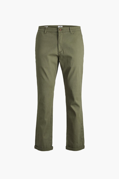 Jean chino vert de JACK & JONES JEANS INTELLIGENCE, vu de de dos avec deux poches arrière et des jambes repliées.