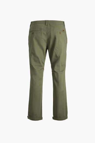 Groene chino van JACK & JONES JEANS INTELLIGENCE, gezien van achteren met twee achterzakken en opgerolde pijpen.
