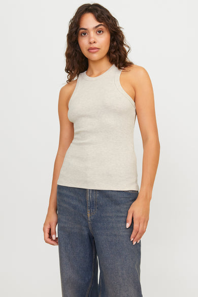 T-shirt écru sans manches de JJXX, avec des bandes larges et associé à des jeans bleus.