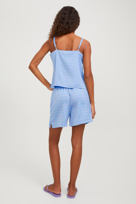Short bleu short JJXX, avec une top top top et des chaussons violets.