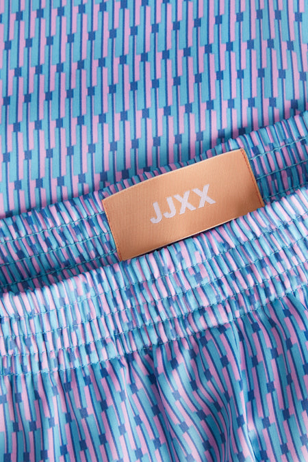 Short bleu pour femmes de JJXX avec motif géométrique, ceinture et étiquette de marque.