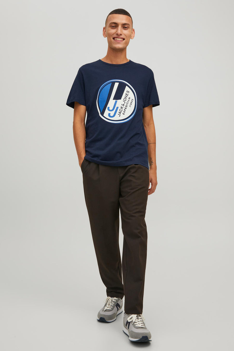 T-shirt bleu de CORE by JACK & JONES, avec col rond et imprimé graphique sur la poitrine.