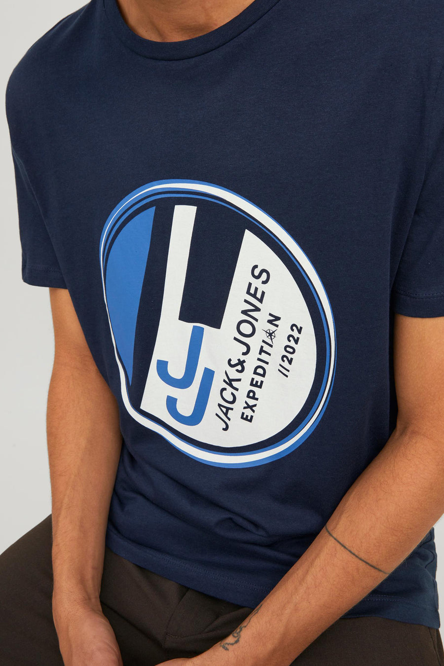 T-shirt bleu de CORE by JACK & JONES, avec une impression ovale sur la poitrine.
