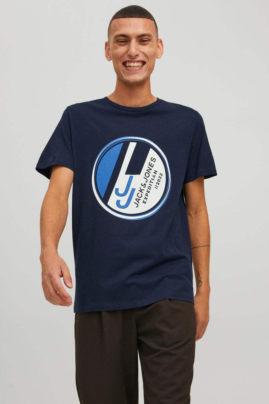 T-shirt bleu de CORE BY JACK & JONES avec col rond et imprimé graphique sur le devant.