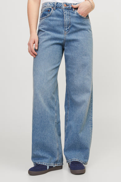 Jean boyfriend de denim bleu, de JJXX, avec des poches et des chaussures bleu marine.