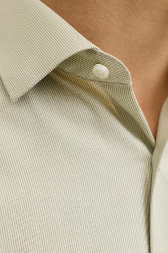 Chemise verte à manches longues de PREMIUM by JACK & JONES, avec une subtile texture et un nœud blanc.
