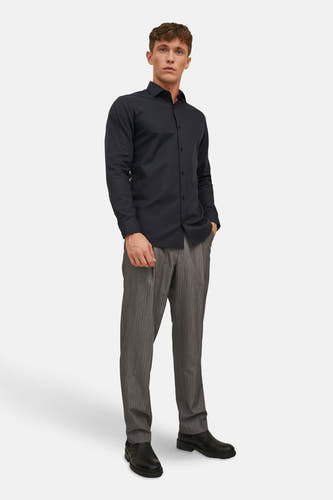 Zwart overhemd met lange mouwen van PREMIUM by JACK & JONES, gedragen met gestreepte pantalon en zwarte schoenen.