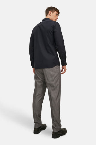 Chemise noire à manches longues de PREMIUM by JACK & JONES, vue de dos, avec pantalon à rayures de craie et chaussures noires.
