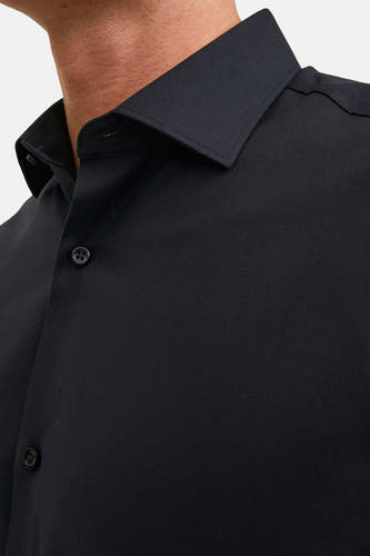 Chemise noire à manches longues de PREMIUM by JACK & JONES, avec un col classique et une fermeture à boutons.