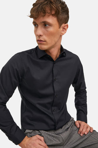 Chemise noire à manches longues de PREMIUM by JACK & JONES, avec fermeture à boutons et un pantalon à rayures subtiles.