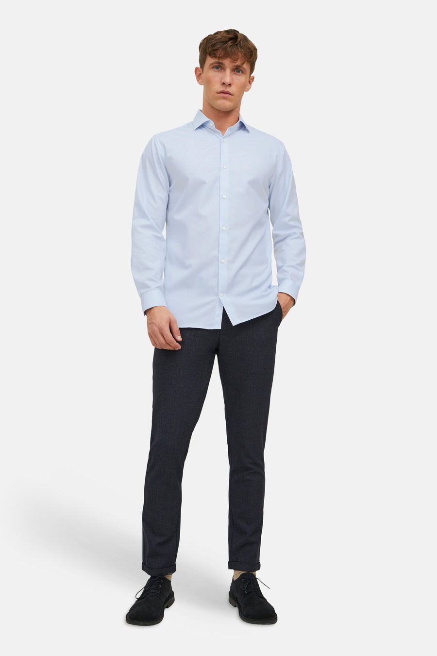 Lichtblauw overhemd met lange mouwen van PREMIUM by JACK & JONES, gesteven look, klassieke pasvorm, front view, model draagt donkere broek en zwarte schoenen