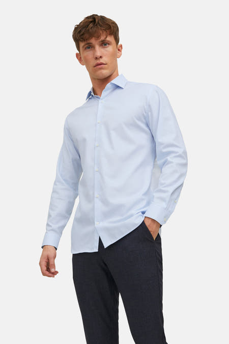 Chemise bleu clair à manches longues PREMIUM by JACK & JONES, coton repassé, coupe classique, modèle en pose lifestyle
