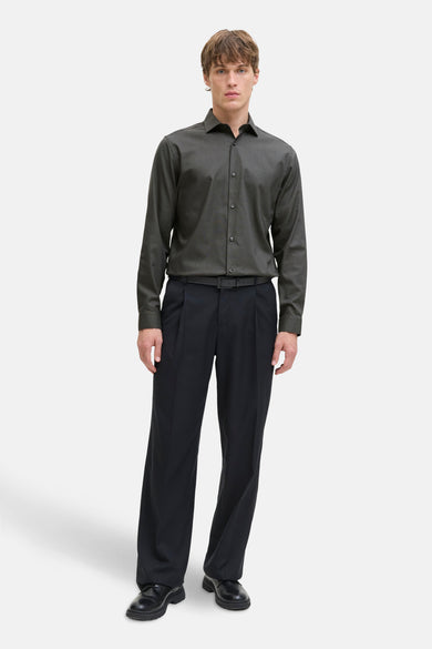 Gris, chemise à manches longues de PREMIUM by JACK & JONES, complète avec une ceinture et un pantalon noir.