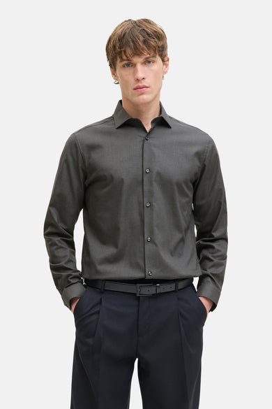 Chemise gris homme à longues manches de PREMIUM by JACK & JONES, portée avec un pantalon noir et une ceinture.