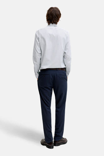 Blau, chemisée à rayures à manches longues de PREMIUM by JACK & JONES, vue de derrière avec un pantalon bleu marine et une ceinture marron.