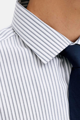 Chemise rayée bleue et blanche à longues manches de PREMIUM by JACK & JONES, avec une cravate bleue et des lignes épurées.