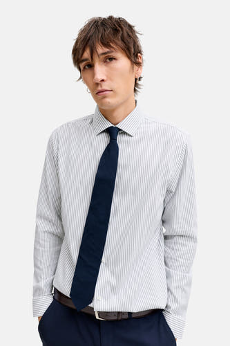 Chemise bleue à rayures avec manches longues de PREMIUM by JACK & JONES, portée avec une cravate marine et une ceinture marron.